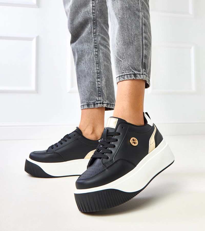 Hers Czarne damskie sneakersy na platformie ze złotym motywem