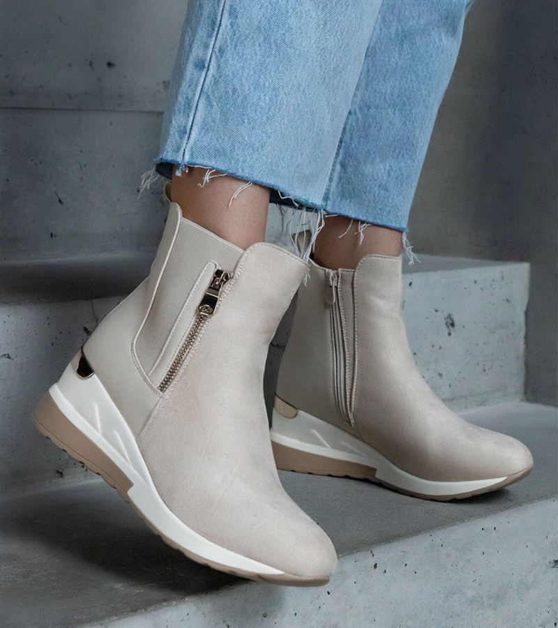 Beżowe botki sportowe na koturnie