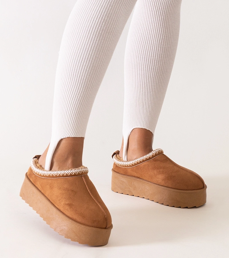 Brązowe kapcie zdobione haftem na wysokiej platformie