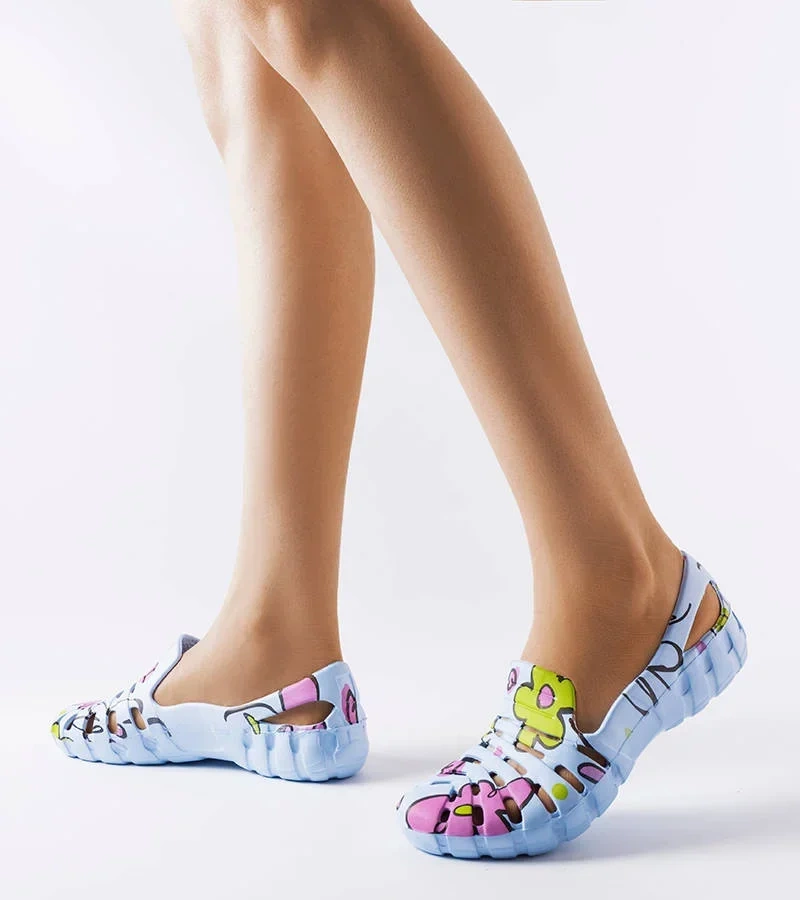 Niebieskie gumowe klapki ze wzorem