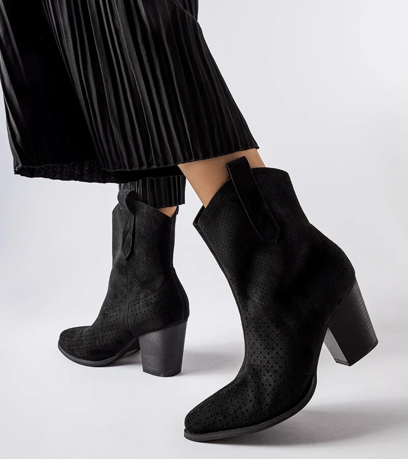 Czarne ażurowe botki na słupku