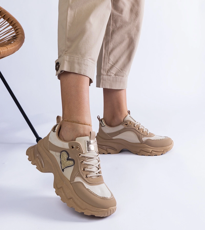 Brązowe sneakersy na platformie z serduszkiem