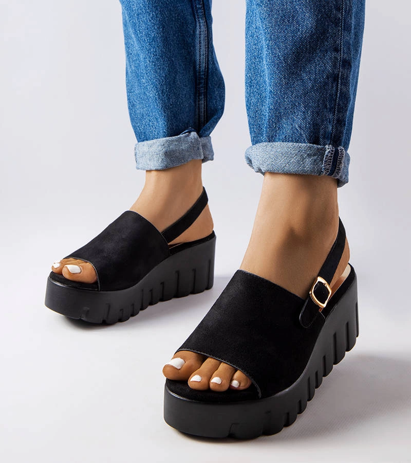 Czarne damskie sandały na koturnie