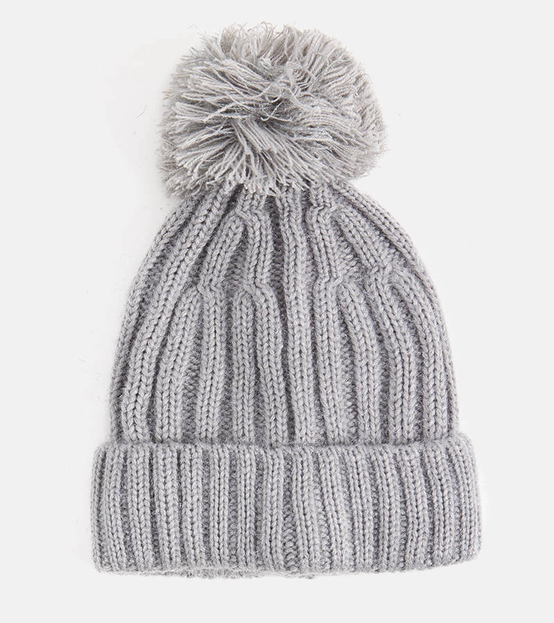 Szara błyszcząca czapka zimowa