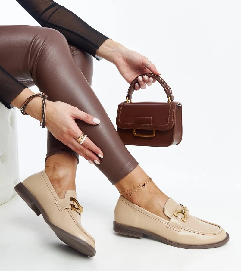 Beżowe mokasyny zdobione klamerką