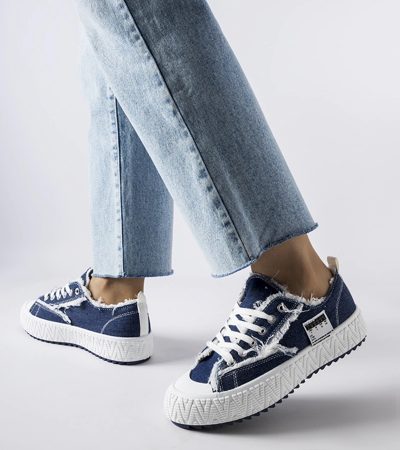 Granatowe trampki zdobione przetarciami