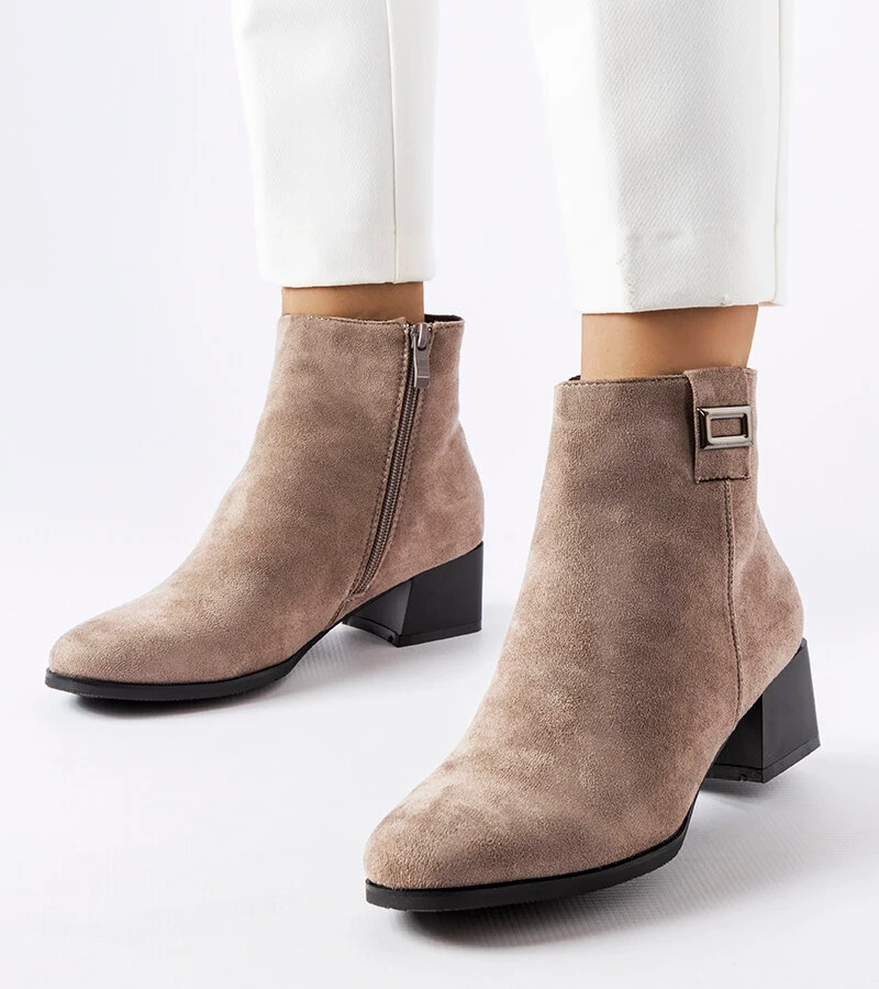 Szare ocieplane botki na słupku