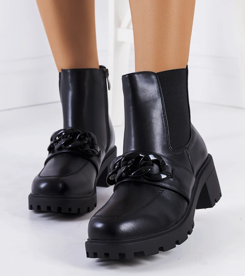 Czarne botki na niskim słupku