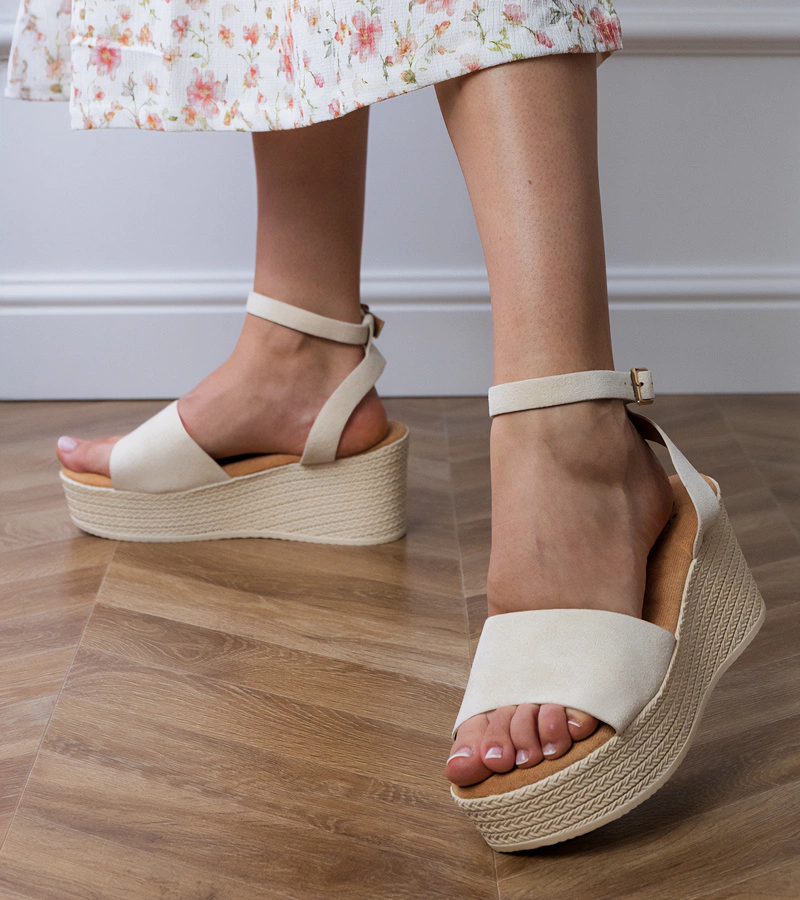 Hers Beżowe sandały na platformie z ekozamszu