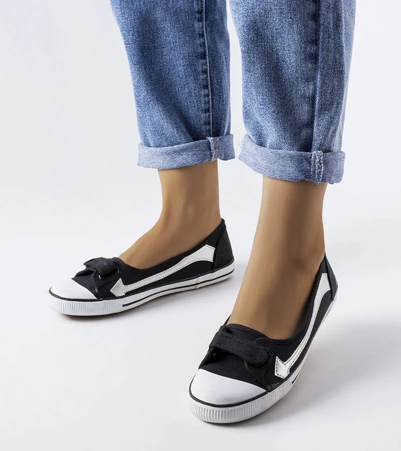 Czerwone materiałowe tenisówki