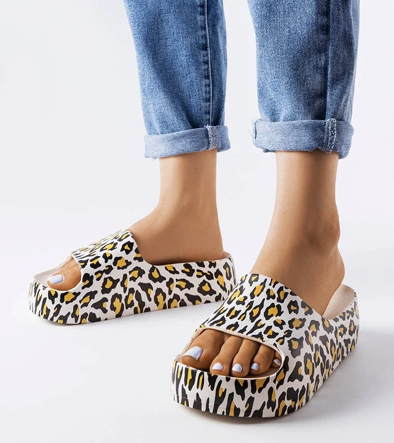 Białe klapki na platformie z ozdobnym wzorem