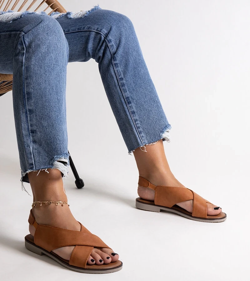 Karmelowe sandały na płaskim obcasie