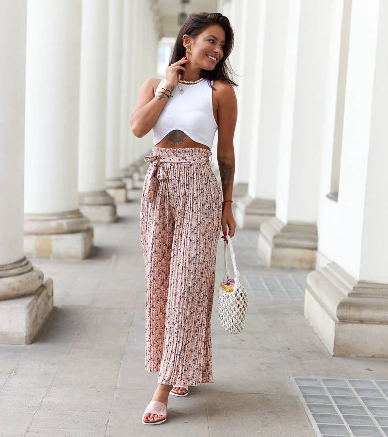 Czarne plisowane spodnie o swobodnym fasonie