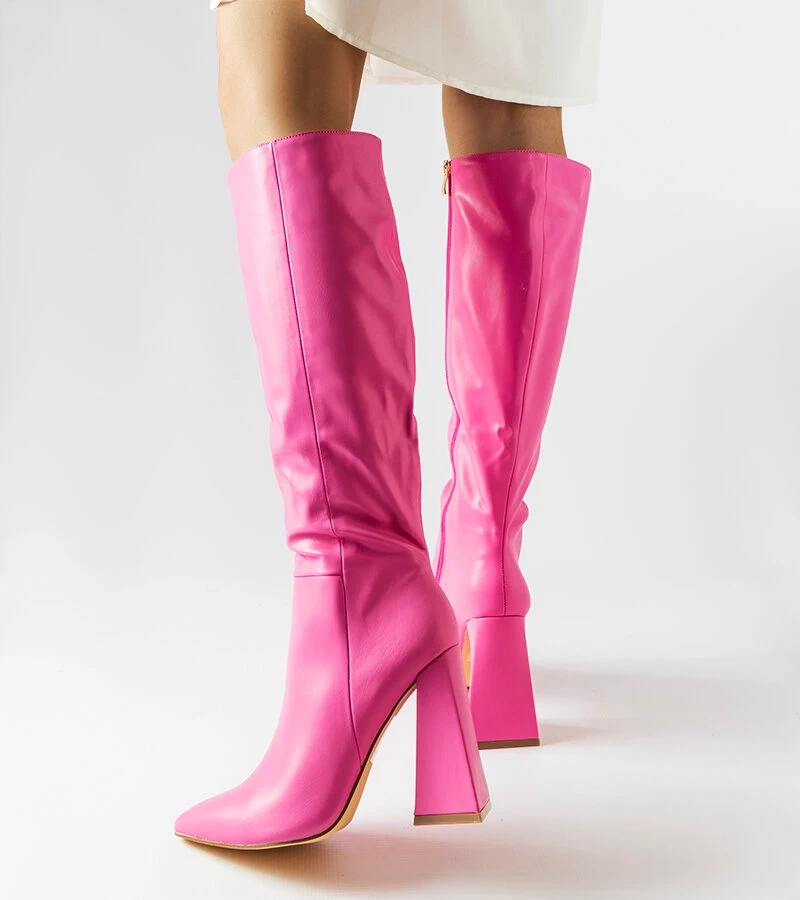 Różowe kozaki na słupku