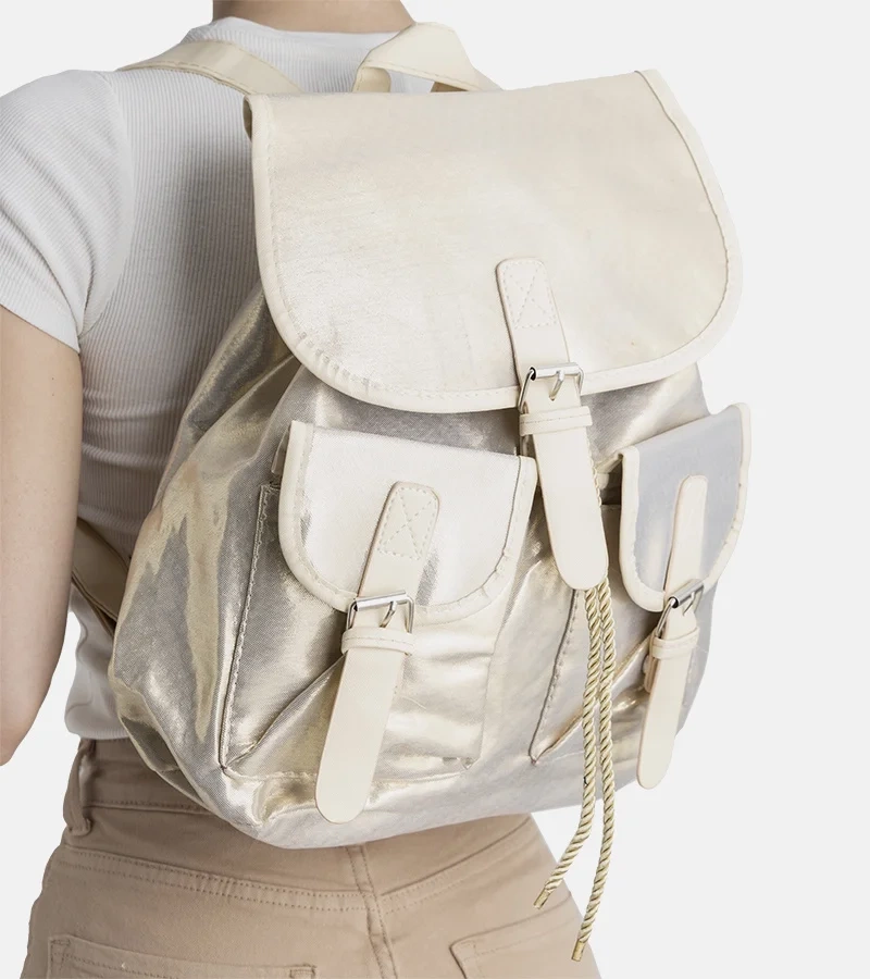 Złoty plecak z klapą