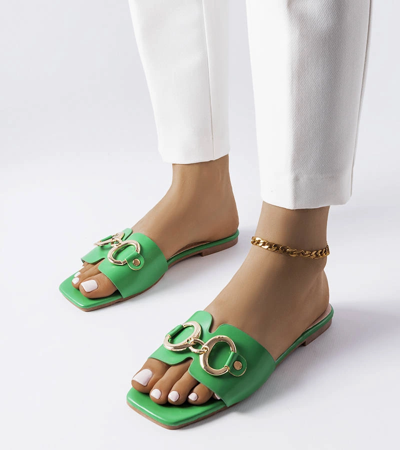 Eleganckie zielone klapki zdobione łańcuchem