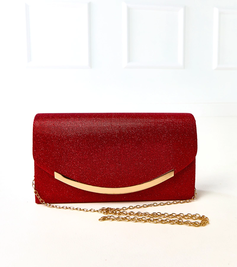 Czerwona błyszcząca kopertówka