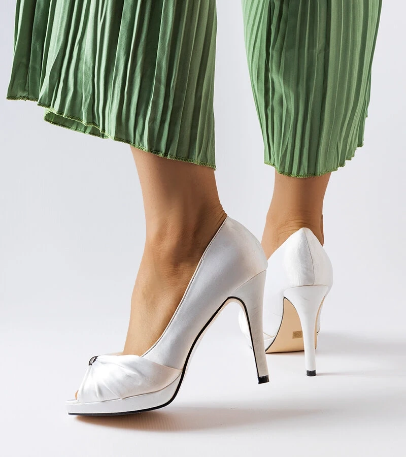 Białe eleganckie szpilki z odkrytym noskiem