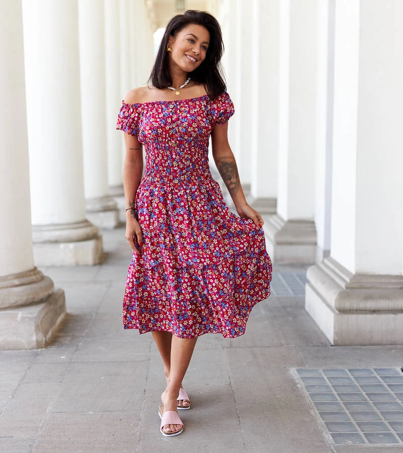 Różowa sukienka midi w kwiaty