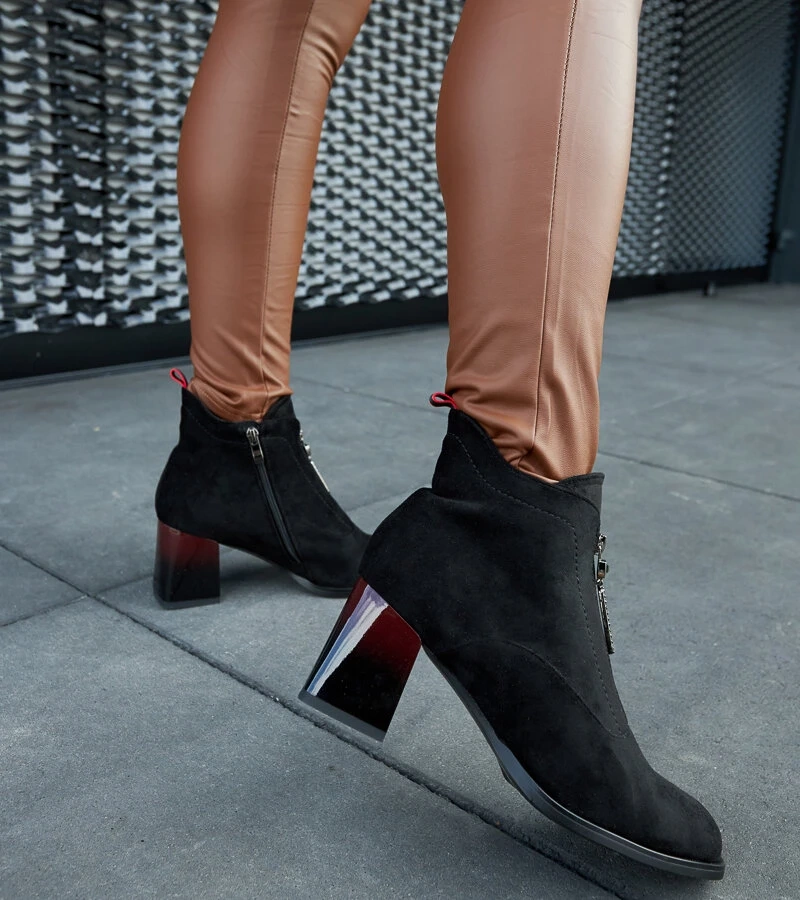 Czarne botki na lakierowanym słupku