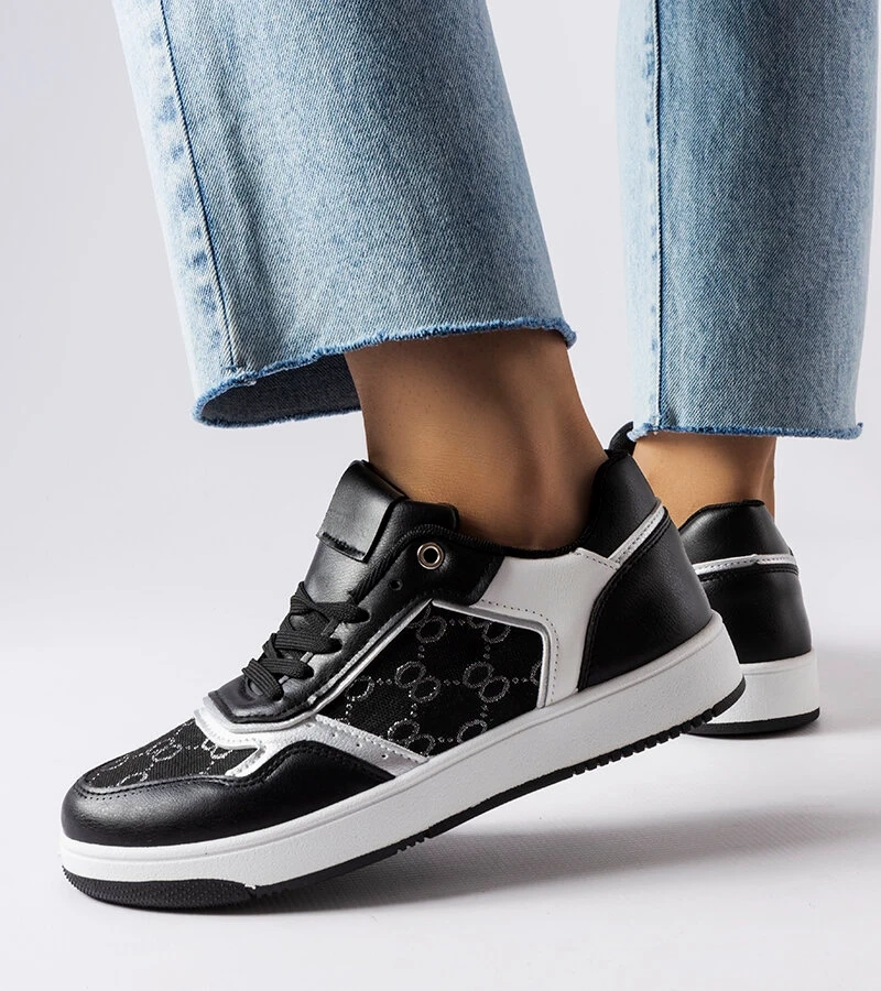 Czarne sneakersy z ozdobną cholewką