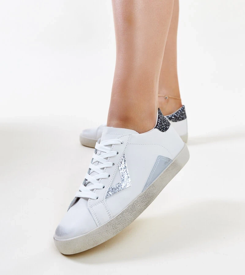Białe sneakersy ze efektownym zdobieniem