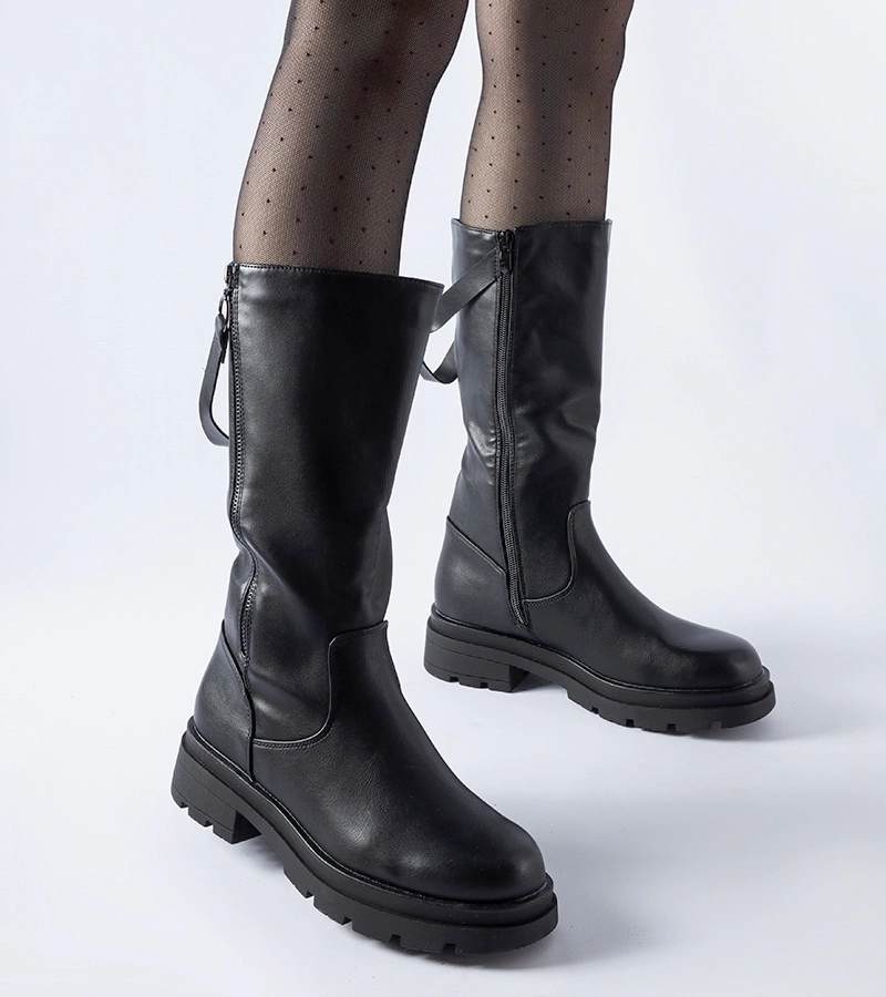 Czarne kozaki z ozdobnym zamkiem