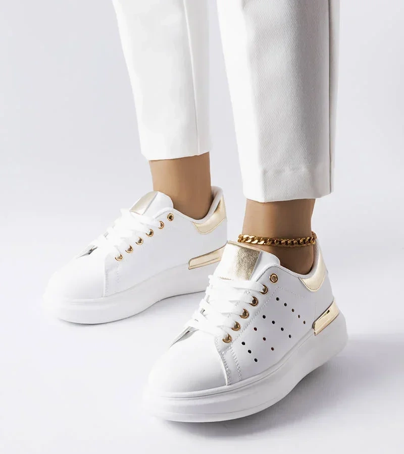 Białe sneakersy na grubej podeszwie ozdobione kolorową perforacją