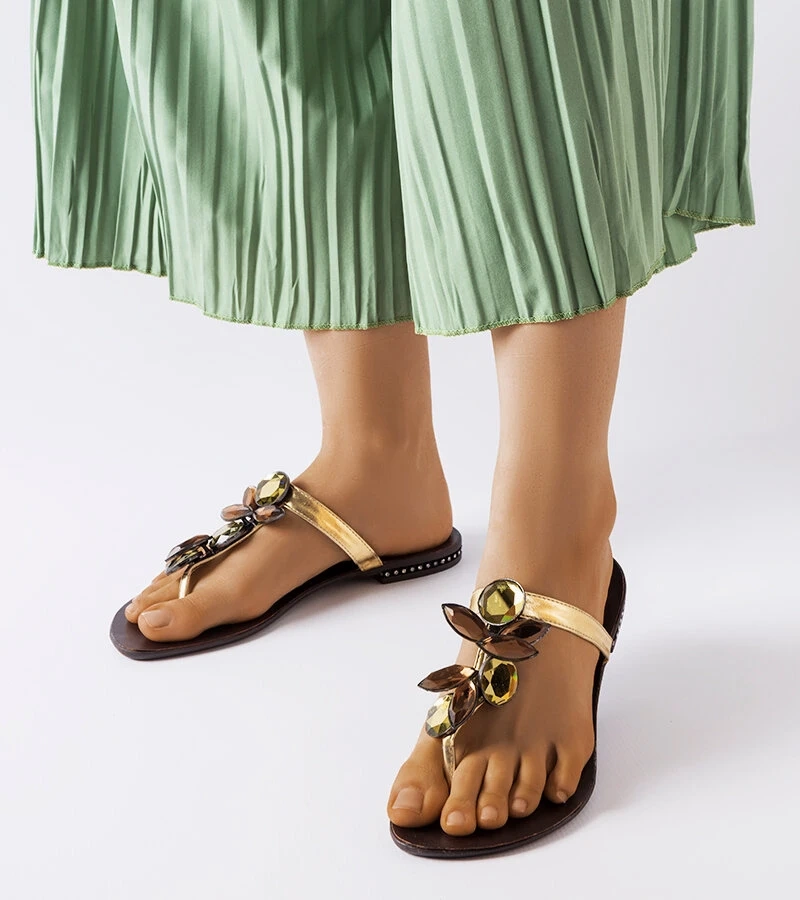 Złote klapki typu japonki z cyrkoniami