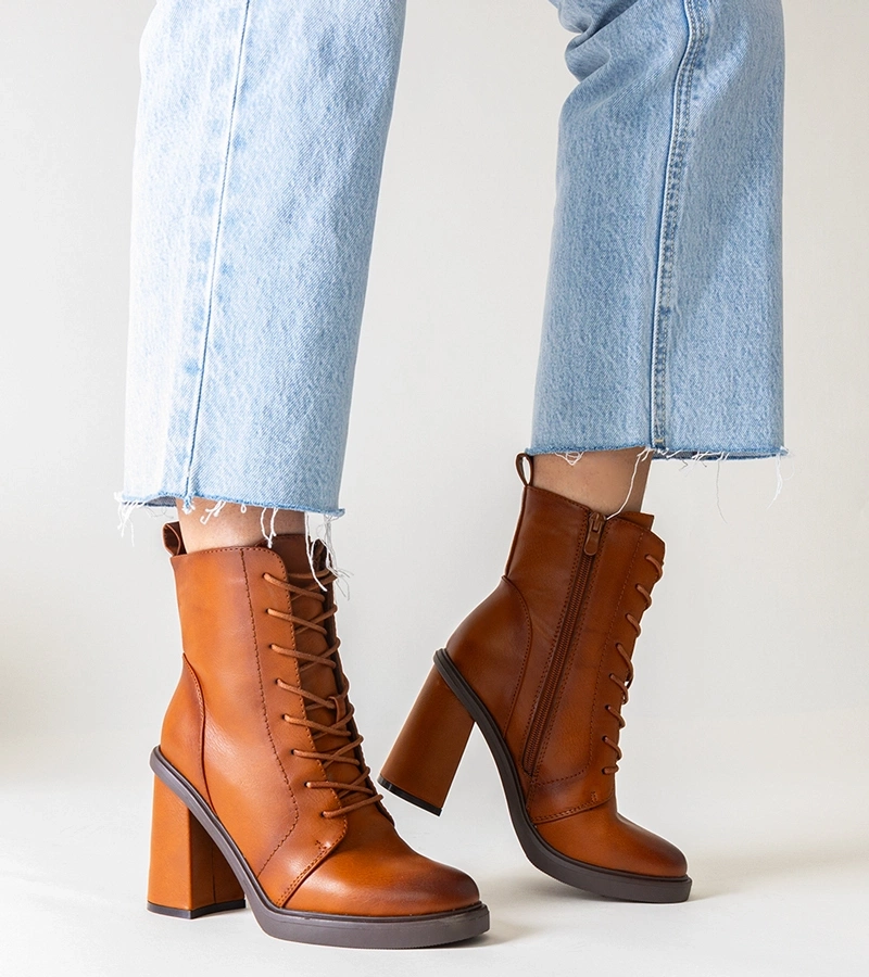 Brązowe botki na słupku z eko skóry