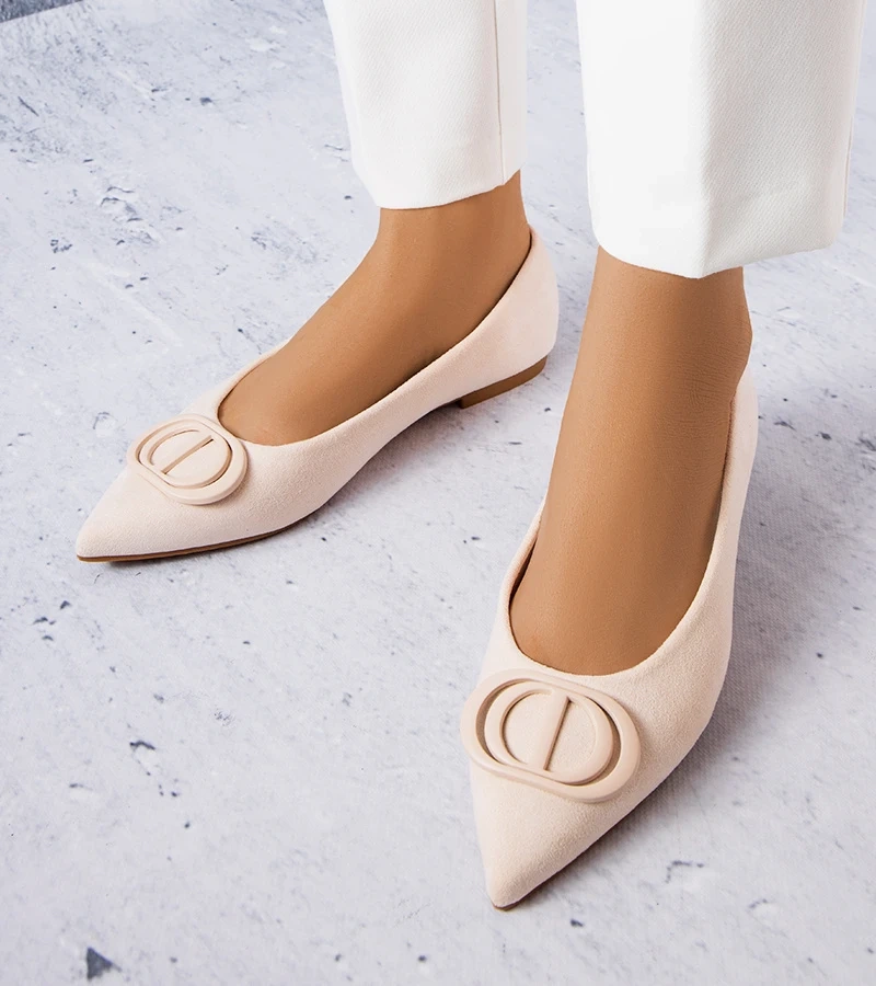 Beżowe balerinki zdobione plastikową aplikacją