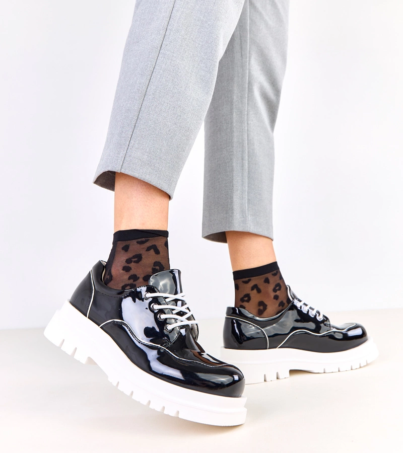 Hers Czarne półbuty na masywnej podeszwie