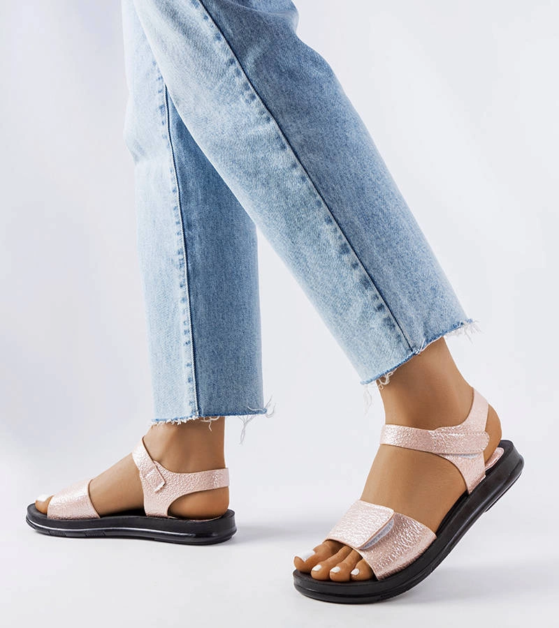 Różowe sandały na rzepy