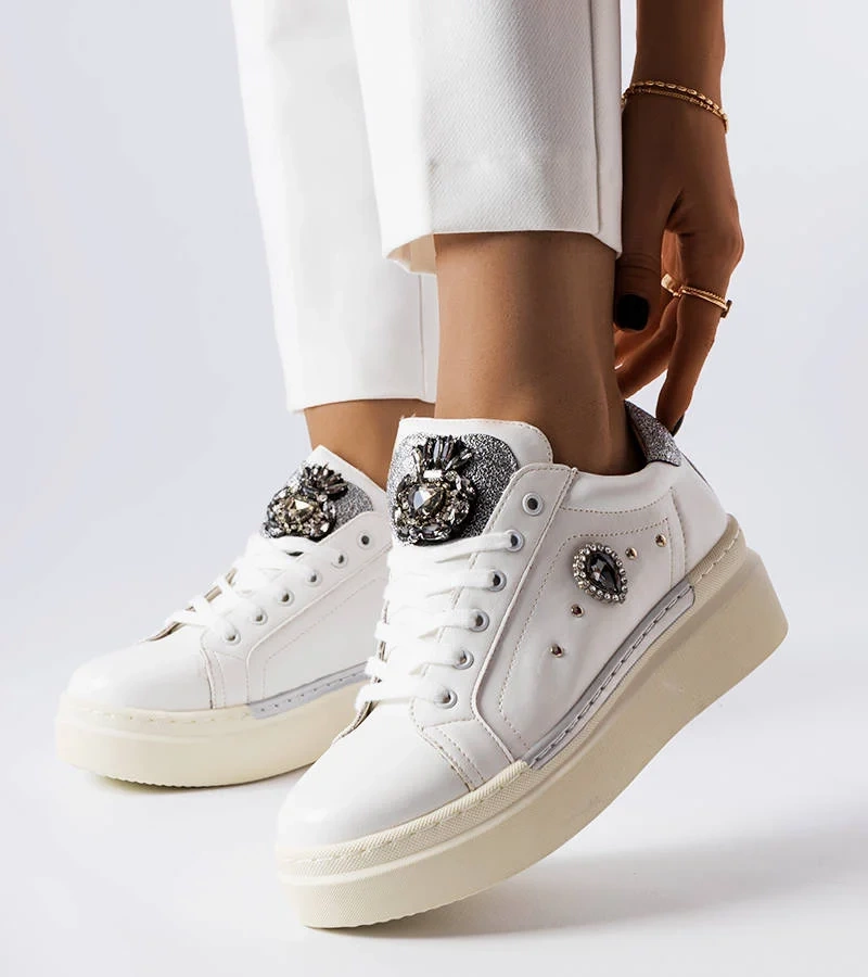 Białe sneakersy na koturnie bogato zdobione cyrkoniami
