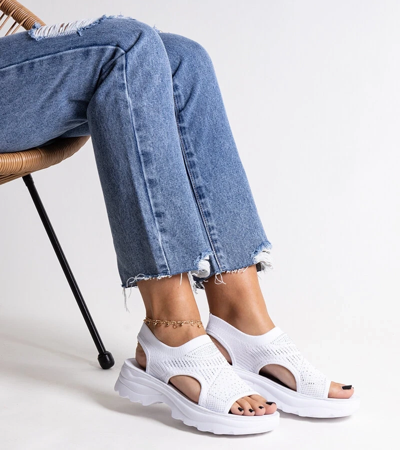 Białe sandały materiałowe na platformie