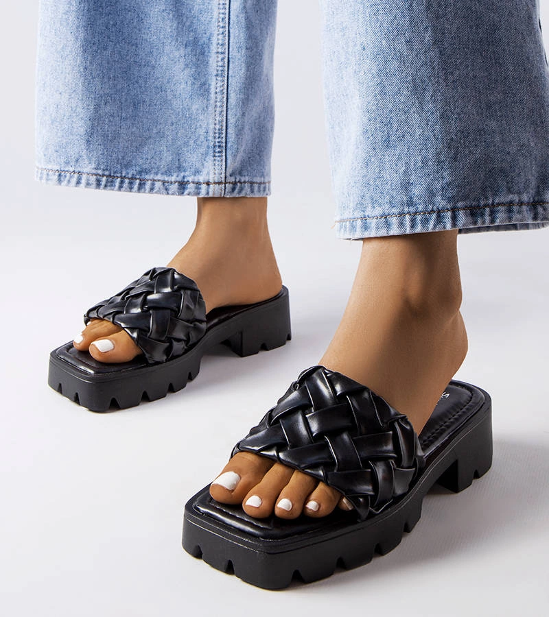 Czarne klapki na traktorowej podeszwie