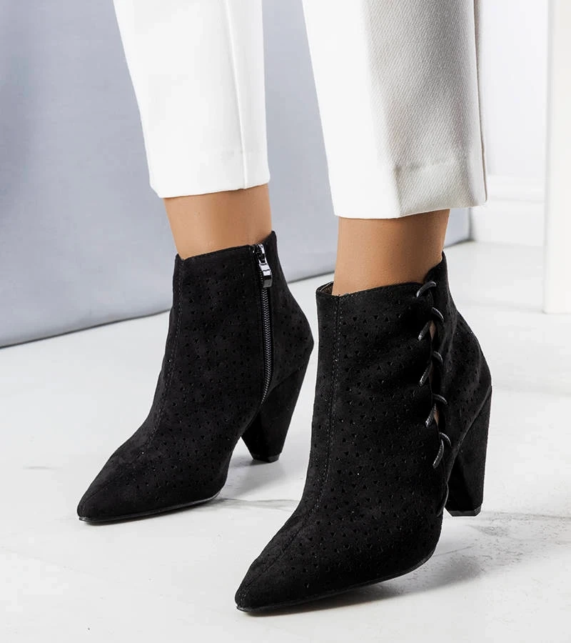 Czarne ażurowe botki na słupku