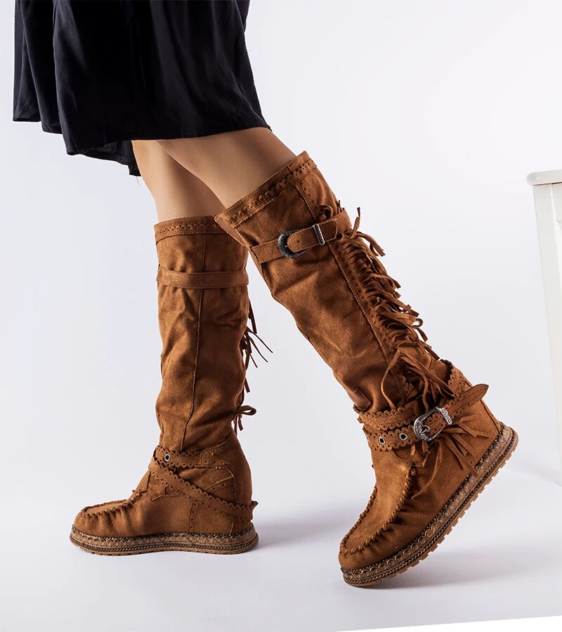 Brązowe botki na krytym koturnie z frędzelkami