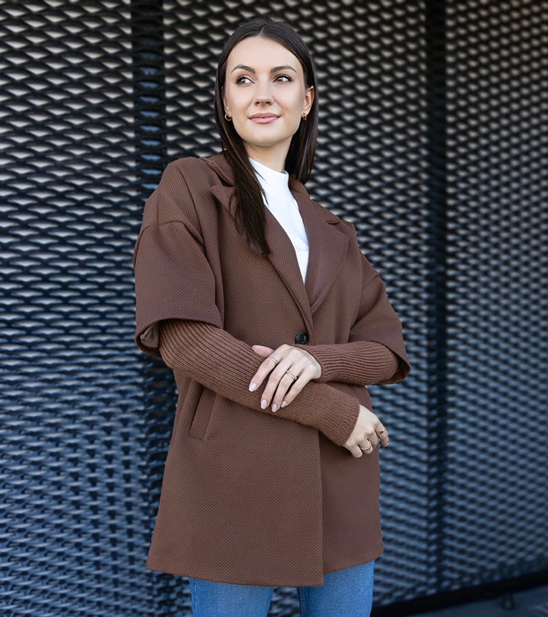 Brązowy płaszcz ze sweterkowymi rękawami