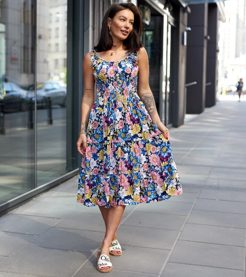 Niebieska sukienka midi w kwiaty