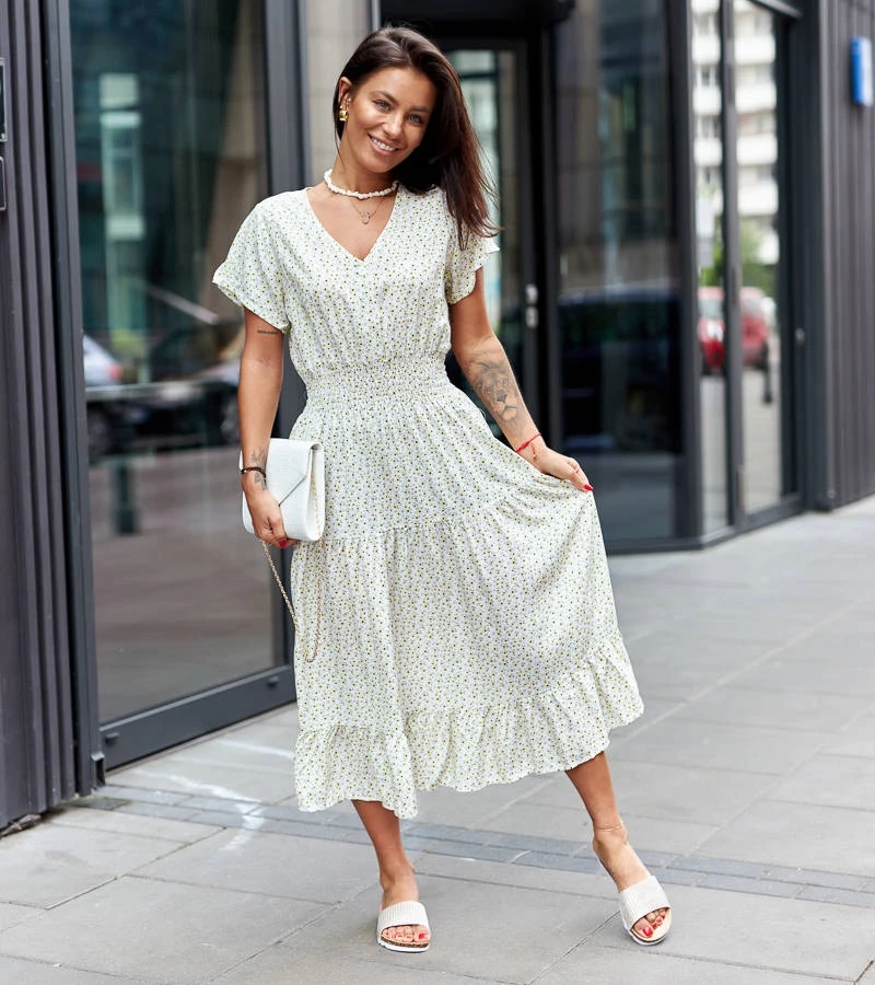 Żółta sukienka w kwiaty