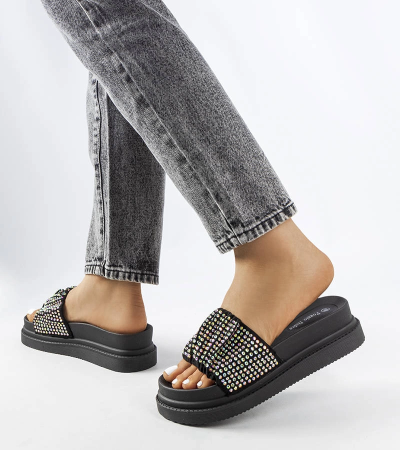 Czarne klapki na platformie z cyrkoniami