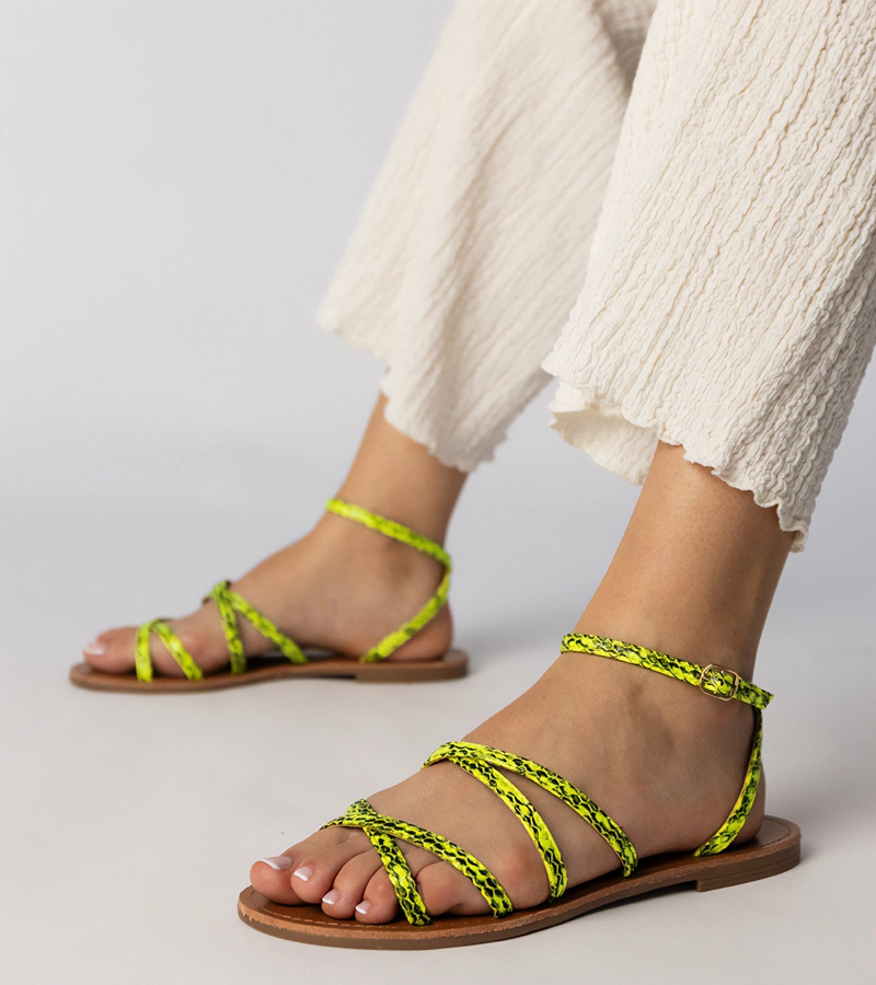 Hers Żółte sandały na płaskiej podeszwie