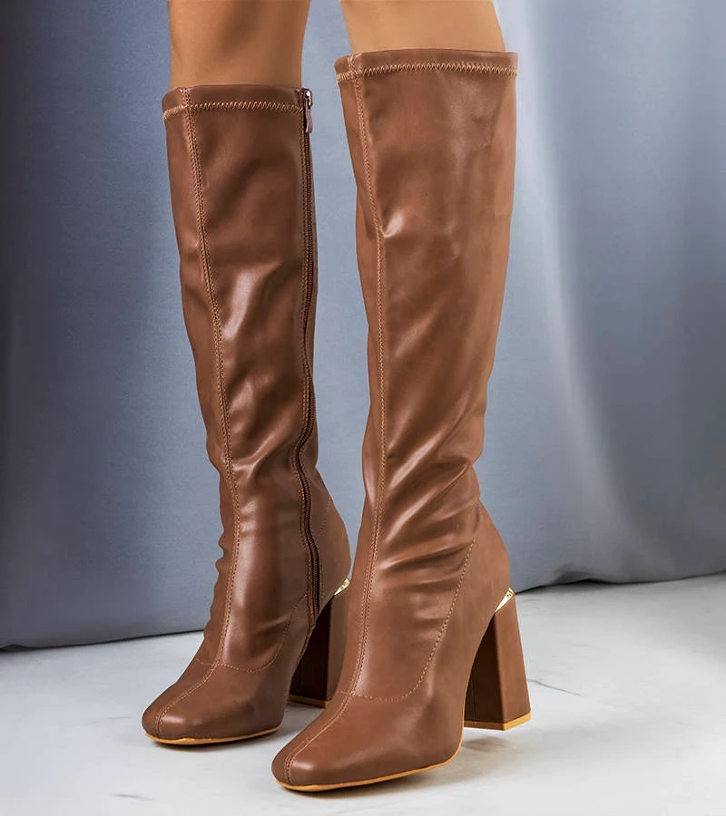 Brązowe kozaki z kwadratowym noskiem