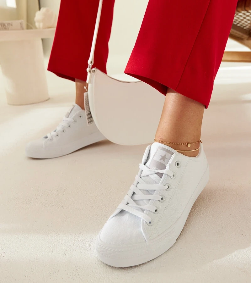 Białe materiałowe trampki