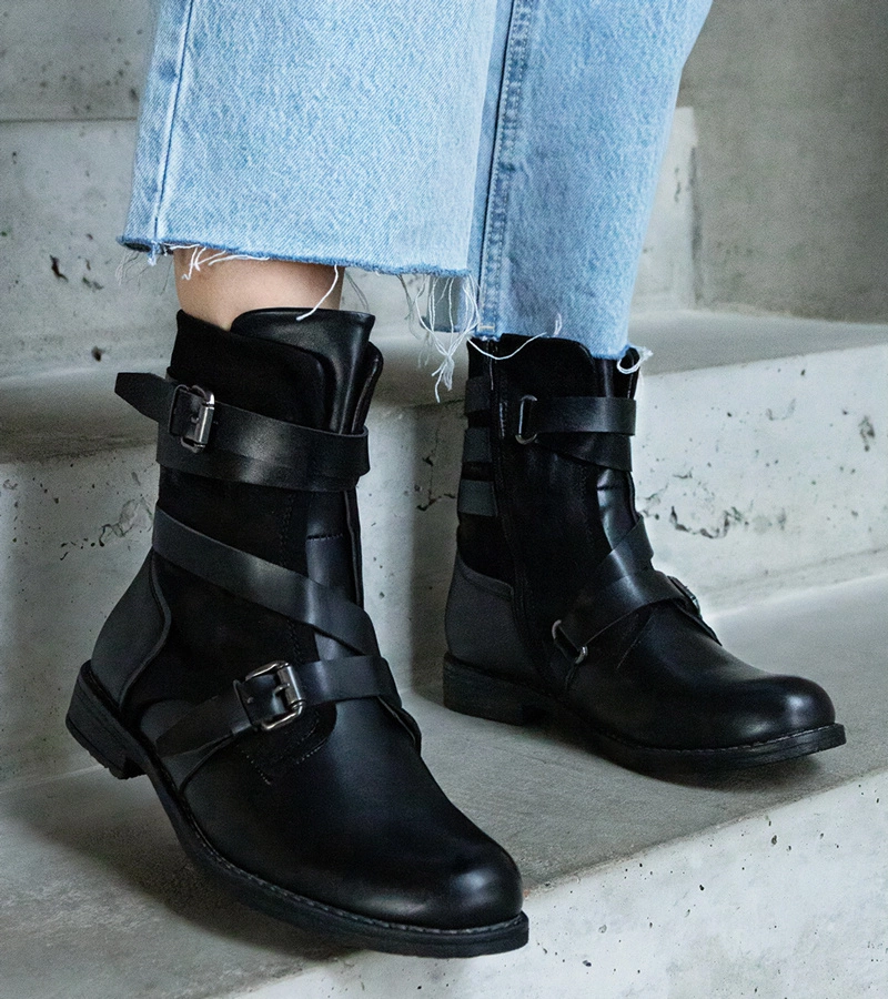 Czarne ocieplane botki na płaskim obcasie z łączonych materiałów