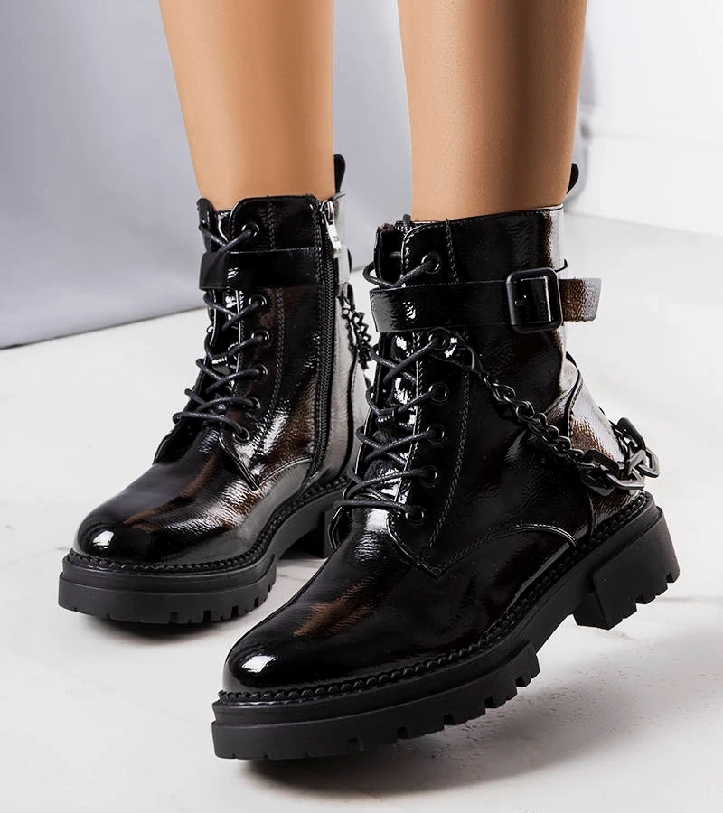 Czarne lakierowane botki zdobione łańcuszkiem