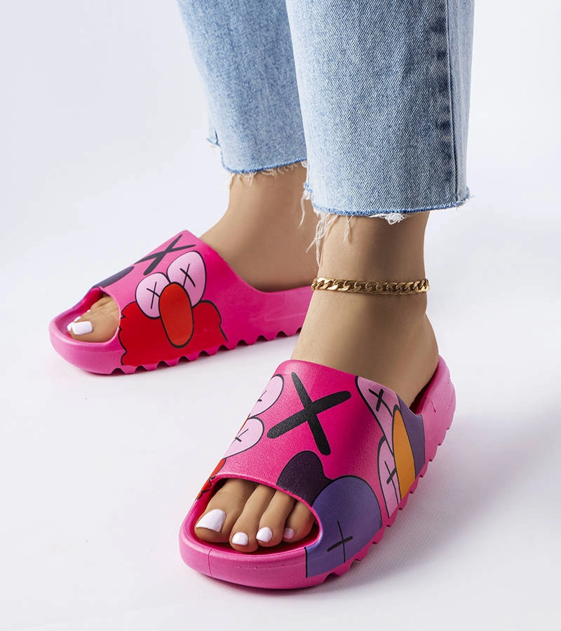 Ciemnoróżowe klapki gumowe ozdobione nadrukami