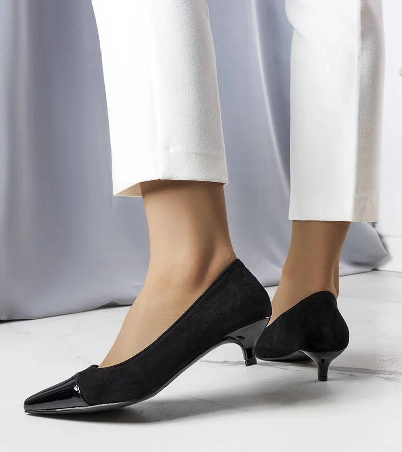 Czarne czółenka na obcasie typu kaczuszka