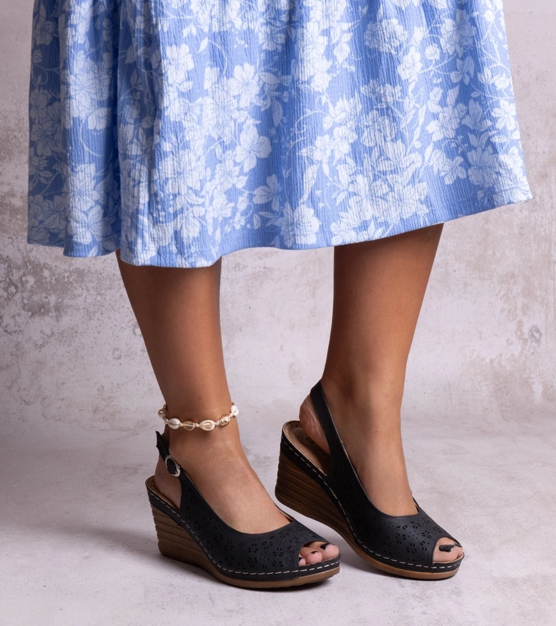 Czarne sandały na koturnie